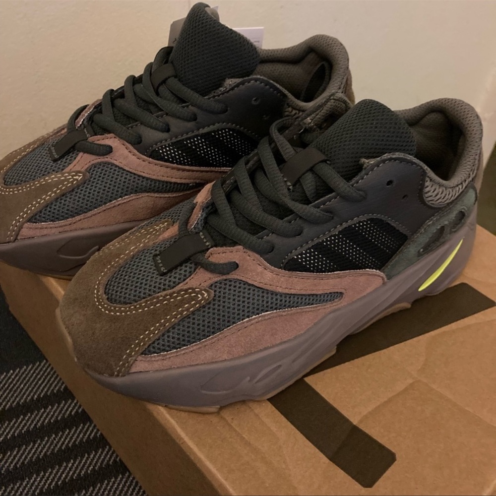 5.5 authentic yeezys with tags